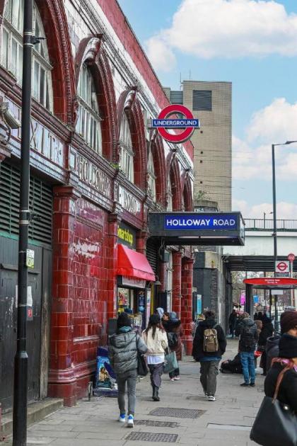 Lavish 1 Bedroom flat next to Arsenal & train - image 10