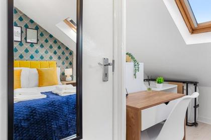 Lavish 1 Bedroom flat next to Arsenal & train - image 14