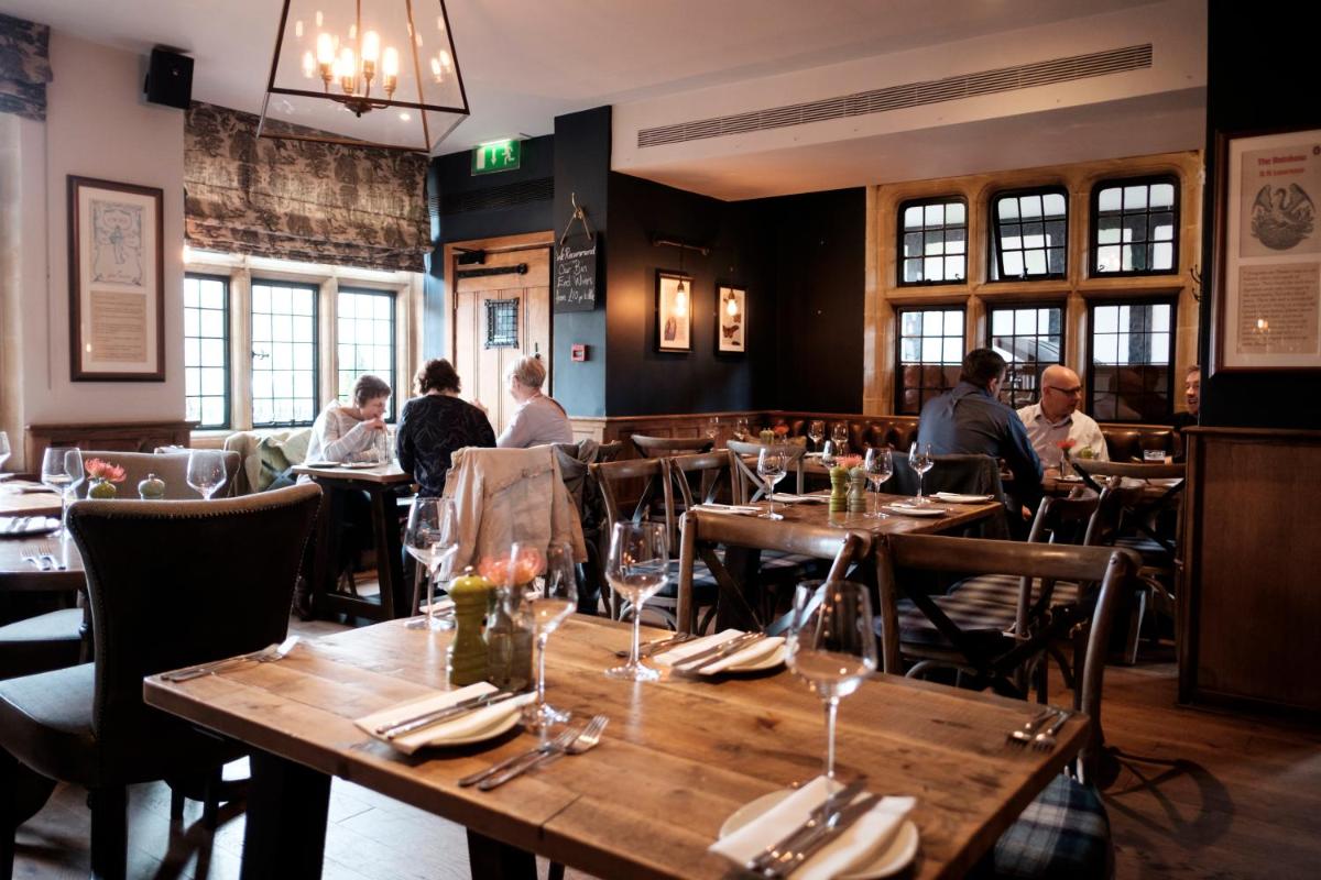 The White Hart Hotel - image 2