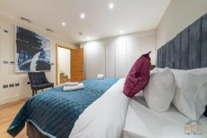 Royal Two Bedroom House in Mayfair - image 15