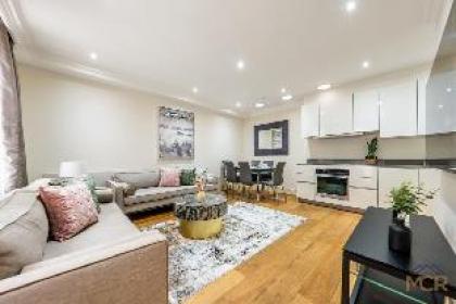 Royal Two Bedroom House in Mayfair - image 3