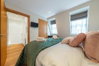 Royal Two Bedroom House in Mayfair - image 9