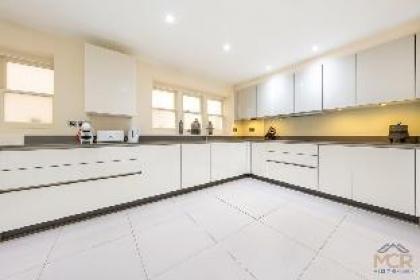 Exquisite 3-Bedroom House in Mayfair - image 13