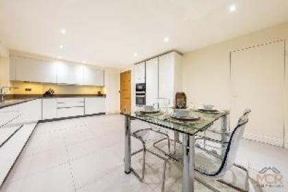 Exquisite 3-Bedroom House in Mayfair - image 14