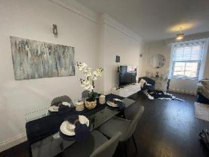 Two Bedroom Flat across Harrods