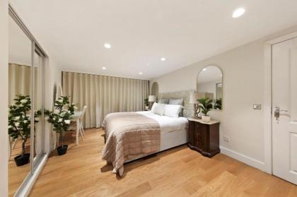 Chic Two Bedroom in Kensington - image 19