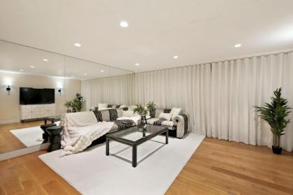 Chic Two Bedroom in Kensington - image 6