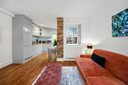 Luxurious One Bedroom Apartment near Queens Gate - image 10