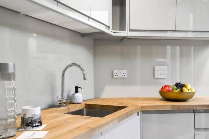 Luxurious One Bedroom Apartment near Queens Gate - image 11