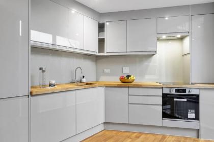 Luxurious One Bedroom Apartment near Queens Gate - image 12