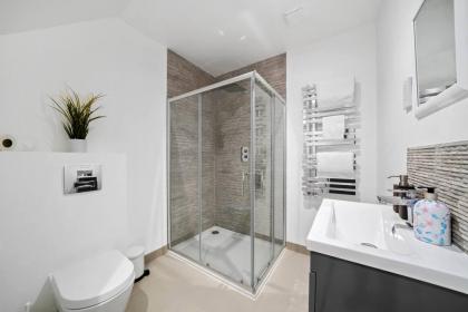 Luxurious One Bedroom Apartment near Queens Gate - image 13