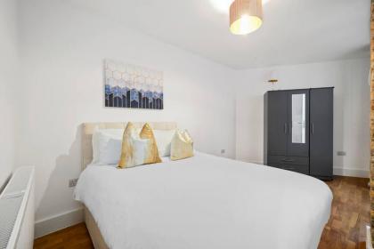 Luxurious One Bedroom Apartment near Queens Gate - image 19