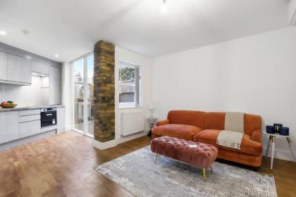 Luxurious One Bedroom Apartment near Queens Gate - image 2