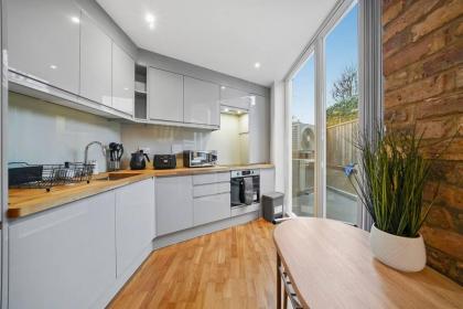 Luxurious One Bedroom Apartment near Queens Gate - image 4