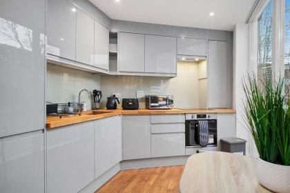 Luxurious One Bedroom Apartment near Queens Gate - image 5