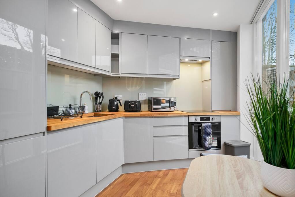 Luxurious One Bedroom Apartment near Queens Gate - image 5