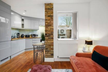 Luxurious One Bedroom Apartment near Queens Gate - image 6