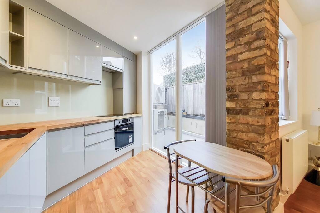 Luxurious One Bedroom Apartment near Queens Gate - image 7