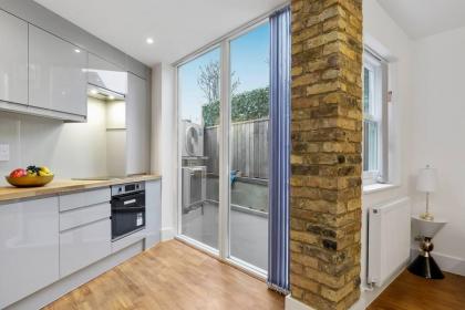Luxurious One Bedroom Apartment near Queens Gate - image 9
