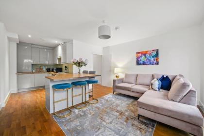 Stylish and Comfy 3-Bedroom Flat with Terrace