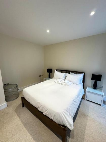 Contemporary 2BD Flat wBalcony Canary Wharf!
