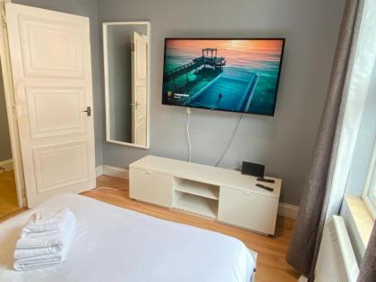 Impeccable 2-Bed Apartment in Central London - image 13