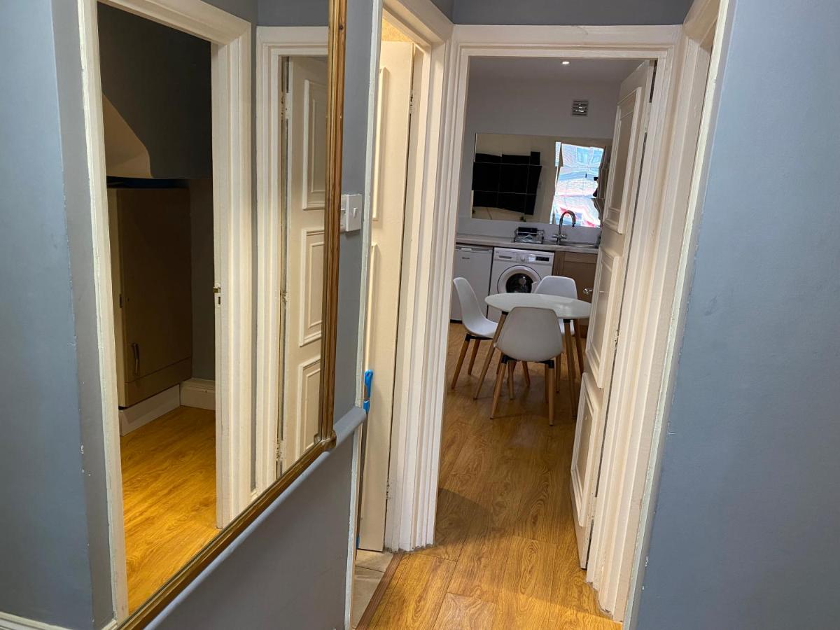 Impeccable 2-Bed Apartment in Central London - image 5