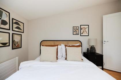 The Camden Town Escape - Amazing 3BDR House with Parking  Balcony - image 21