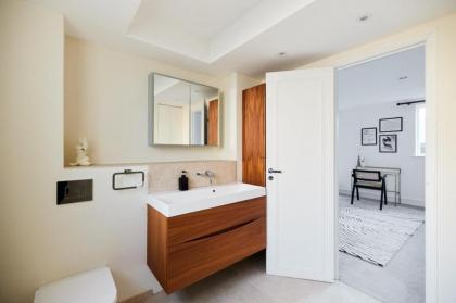The Camden Town Escape - Amazing 3BDR House with Parking  Balcony - image 22