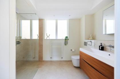 The Camden Town Escape - Amazing 3BDR House with Parking  Balcony - image 23