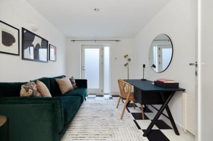 The Camden Town Escape - Amazing 3BDR House with Parking  Balcony - image 25