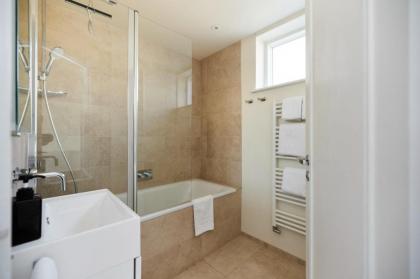 The Camden Town Escape - Amazing 3BDR House with Parking  Balcony - image 29