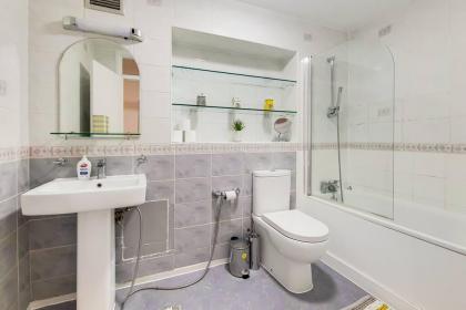 Standard One Bedroom Apartment near Selfridges - image 11