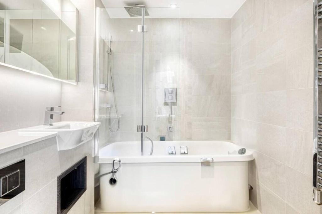 Charming & Delightful in Mayfair - image 6