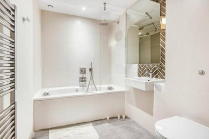 Charming & Delightful in Mayfair - image 7