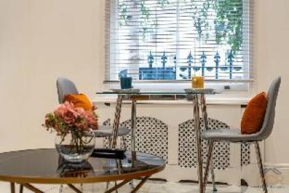Victorian Style One-bedroom apartment - image 13
